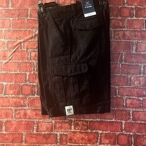 NWT  George brand men's black cargo shorts featuring a 10-inch inseam. Size 30